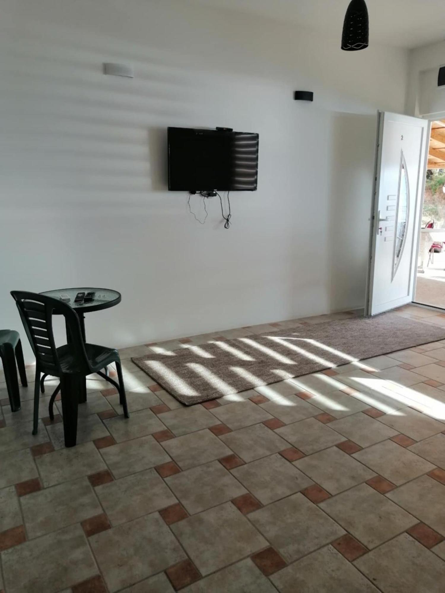 Chris Sopo Appartement Elshani